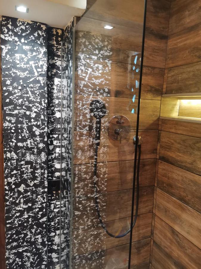 Studio Apartman Black & White Centar Sarajevo Free Parking 外观 照片